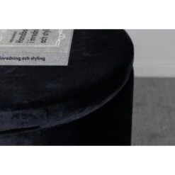 Svea - Blaze Poef - Velvet - Zwart -Meubelwinkel 6042c4a3d45440048224ce491966a96c